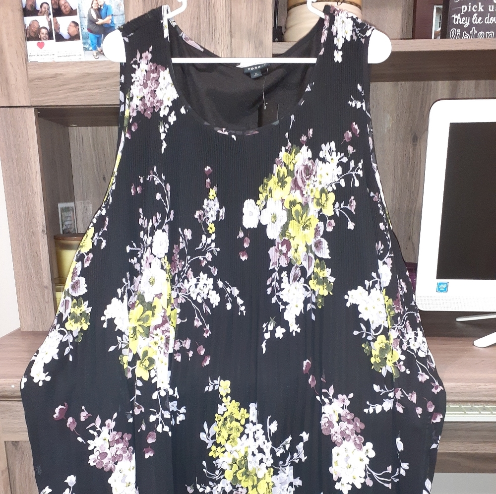 #29 NWT Torrid Floral tunic tank